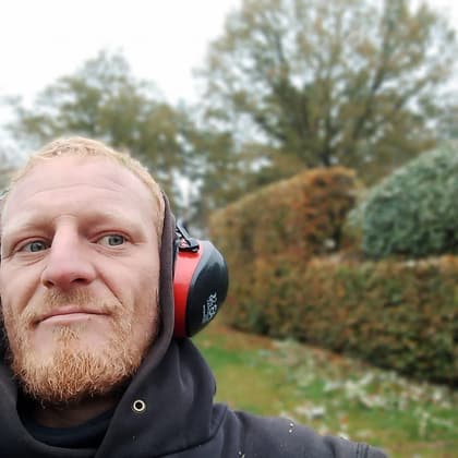 Glenn van Paalse Snoeiwerken met gehoorbescherming, voor een geschoren haag